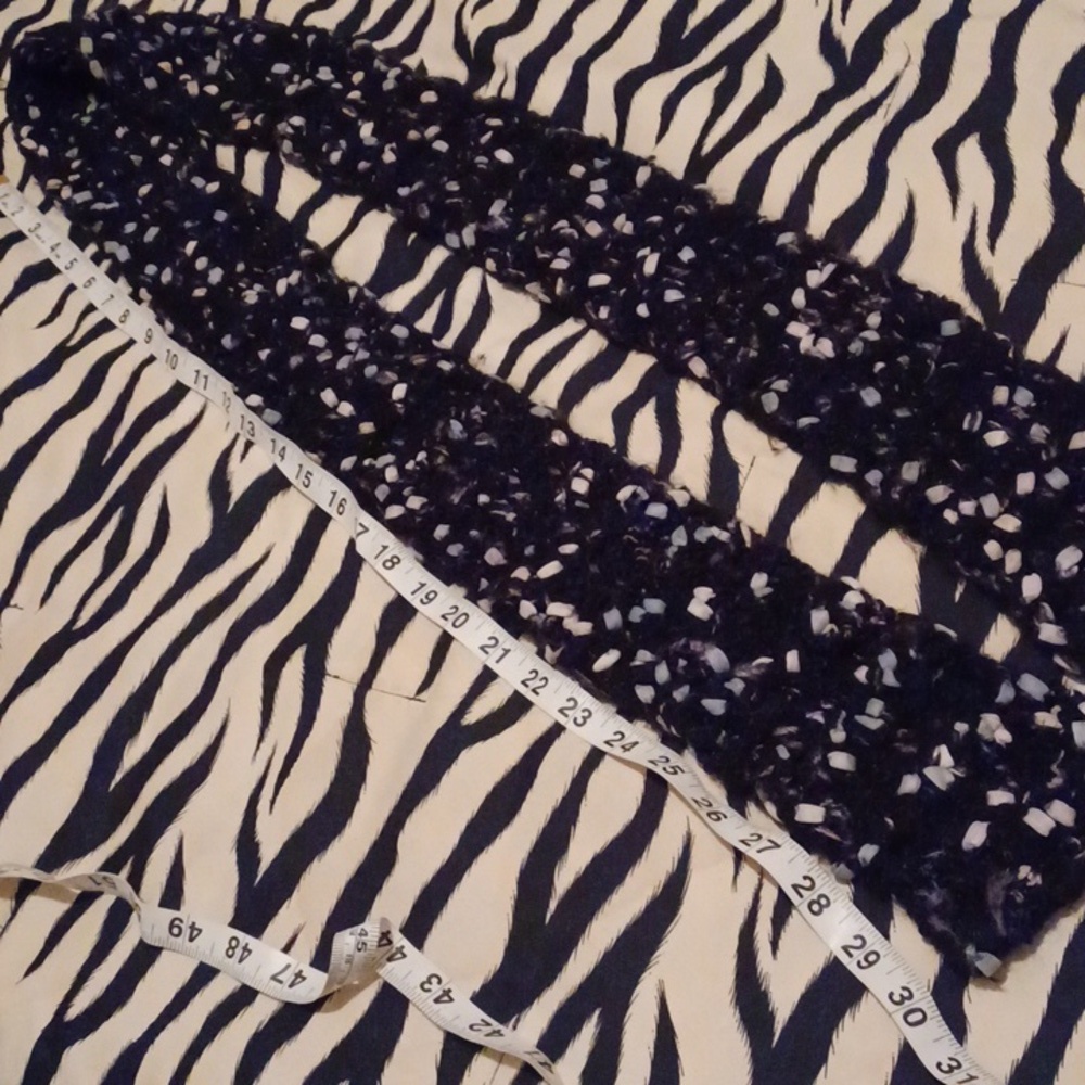 + Black Patterned Scarf - Picture 4 of 6